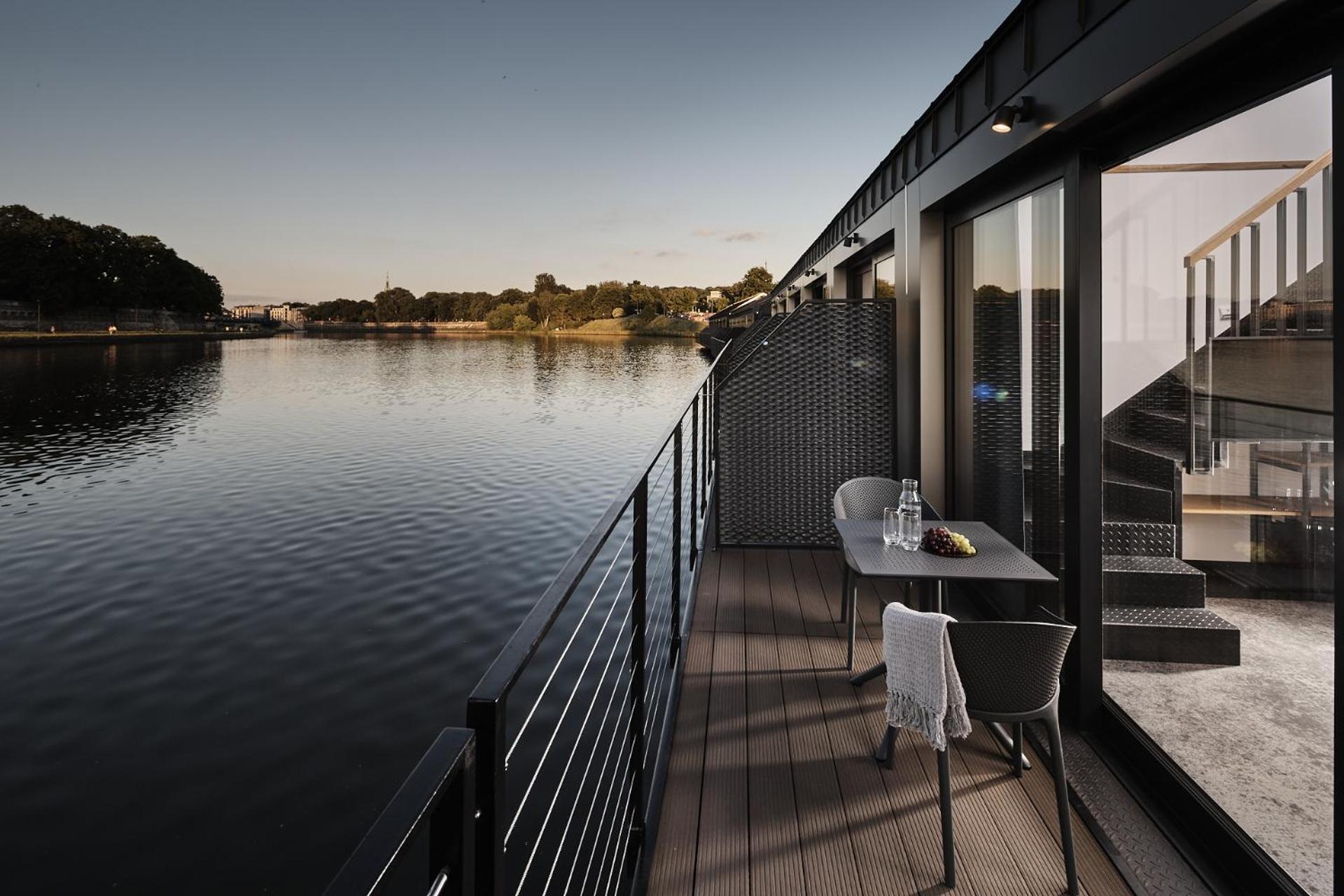 New Port - Premium Floating Aparthotel Краков Экстерьер фото